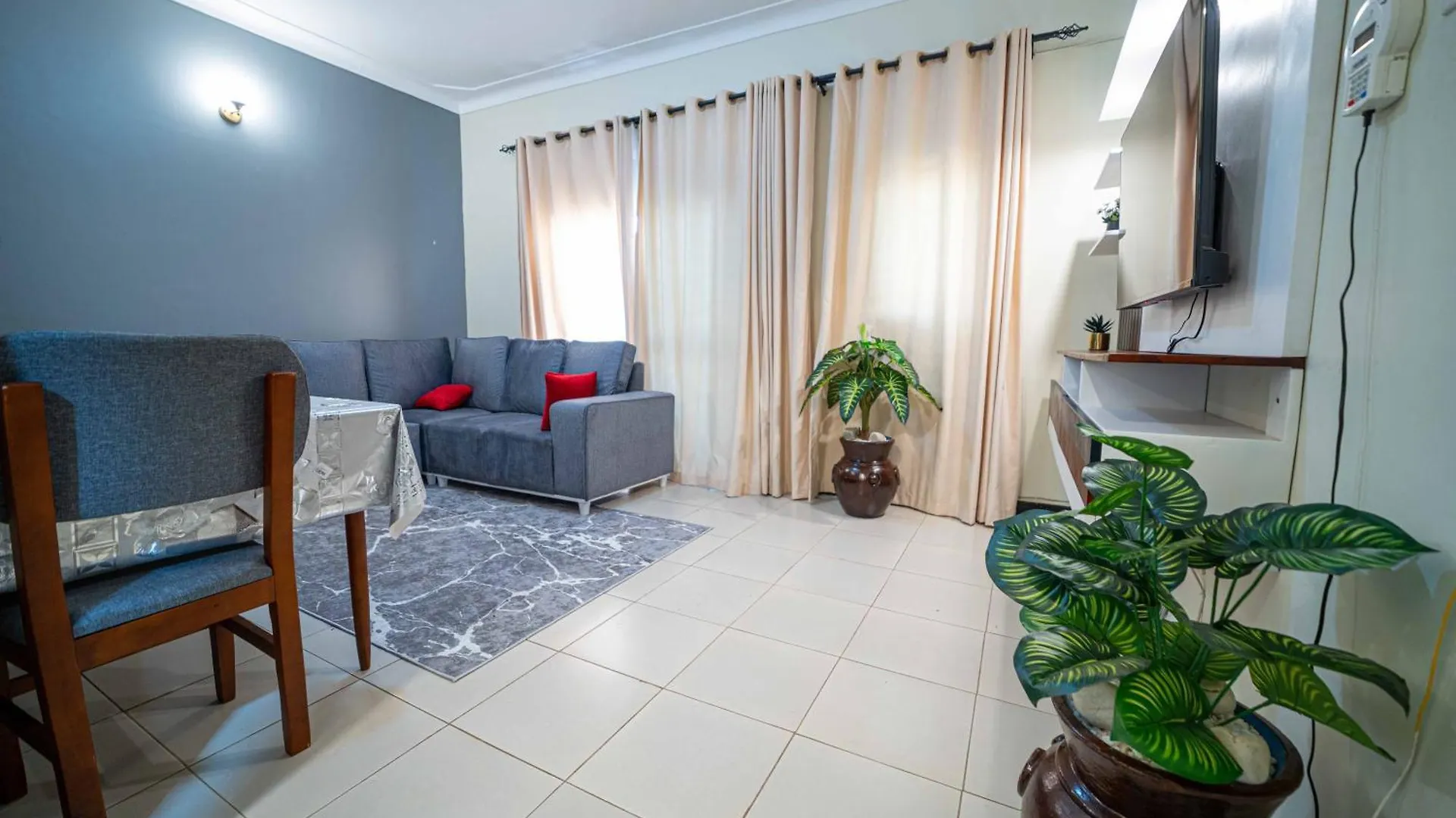 Cozy One Bedroom Apartment With Fast Fibre Wifi, Netflix, Hot Showers, Furnished Kitchen Kampala Uganda