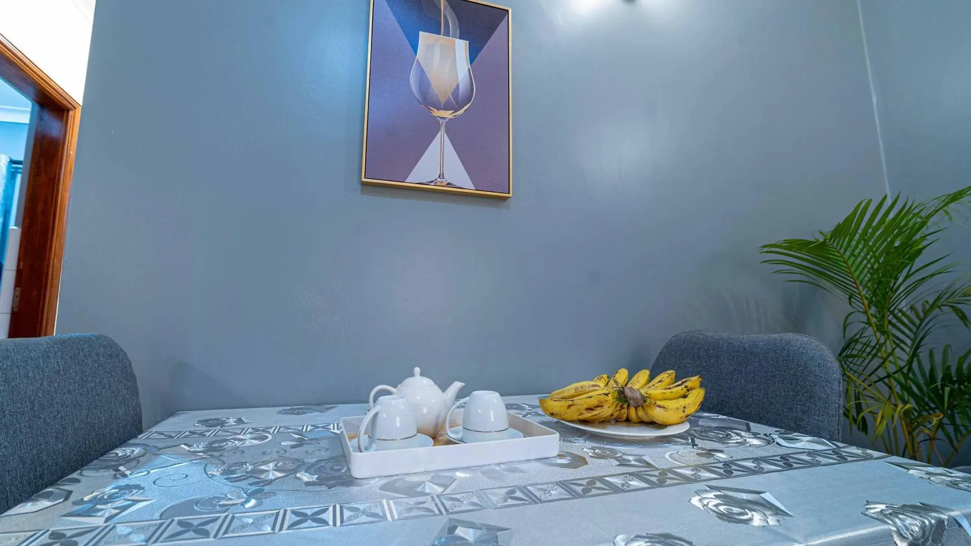 Cozy One Bedroom Apartment With Fast Fibre Wifi, Netflix, Hot Showers, Furnished Kitchen Kampala