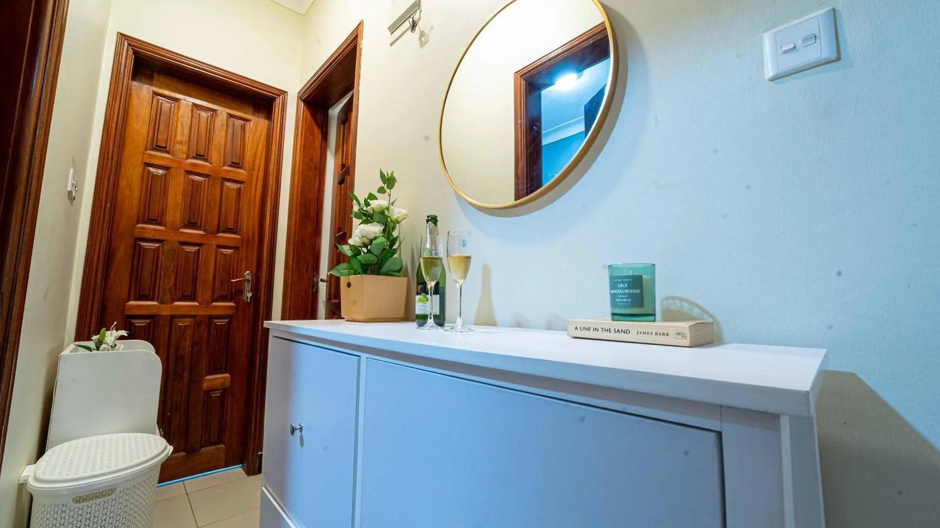 Cozy One Bedroom Apartment With Fast Fibre Wifi, Netflix, Hot Showers, Furnished Kitchen Kampala