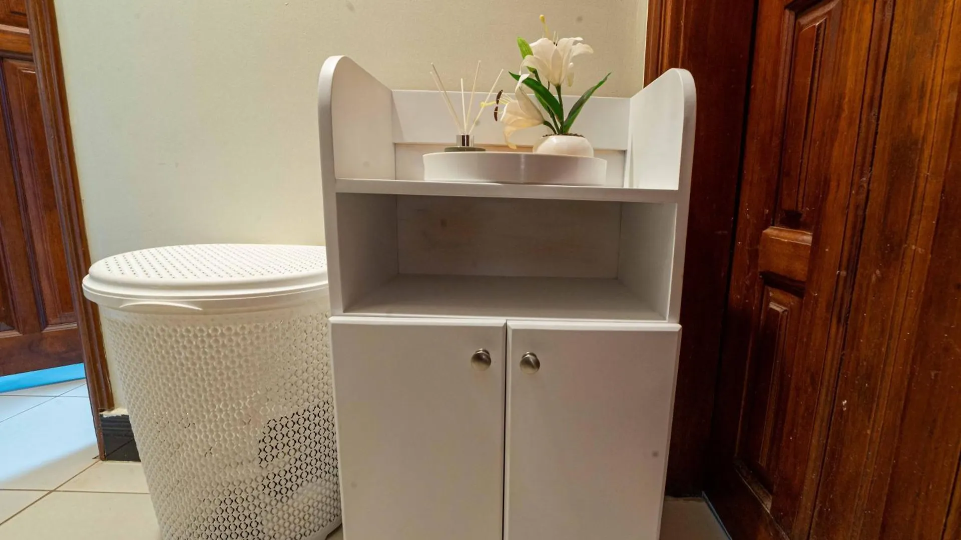 Cozy One Bedroom Apartment With Fast Fibre Wifi, Netflix, Hot Showers, Furnished Kitchen Kampala