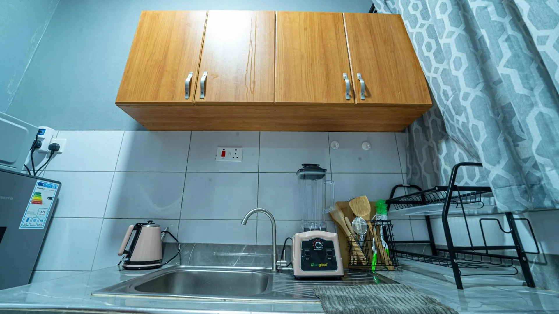 Cozy One Bedroom Apartment With Fast Fibre Wifi, Netflix, Hot Showers, Furnished Kitchen Kampala