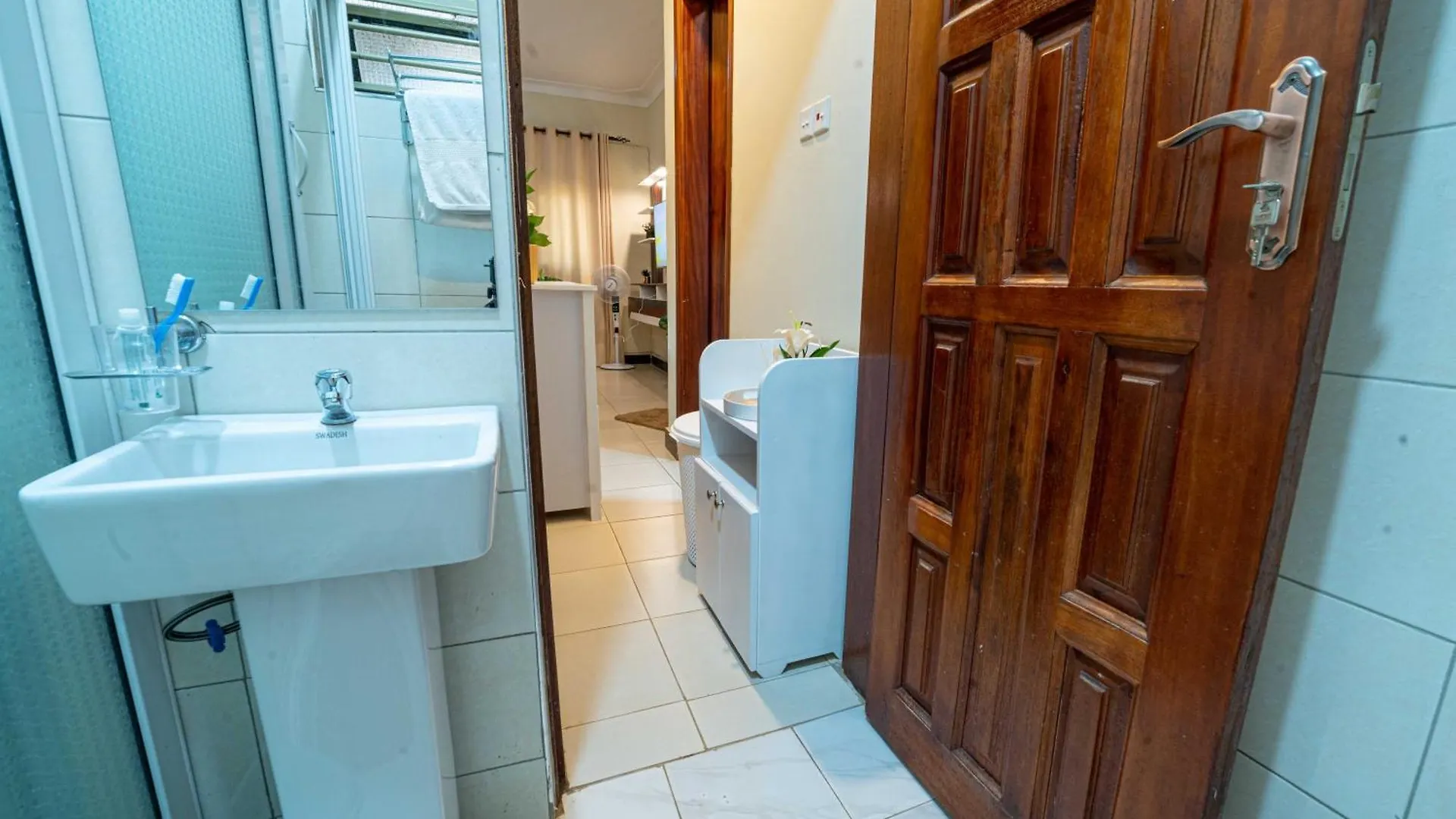 Cozy One Bedroom Apartment With Fast Fibre Wifi, Netflix, Hot Showers, Furnished Kitchen Kampala Uganda