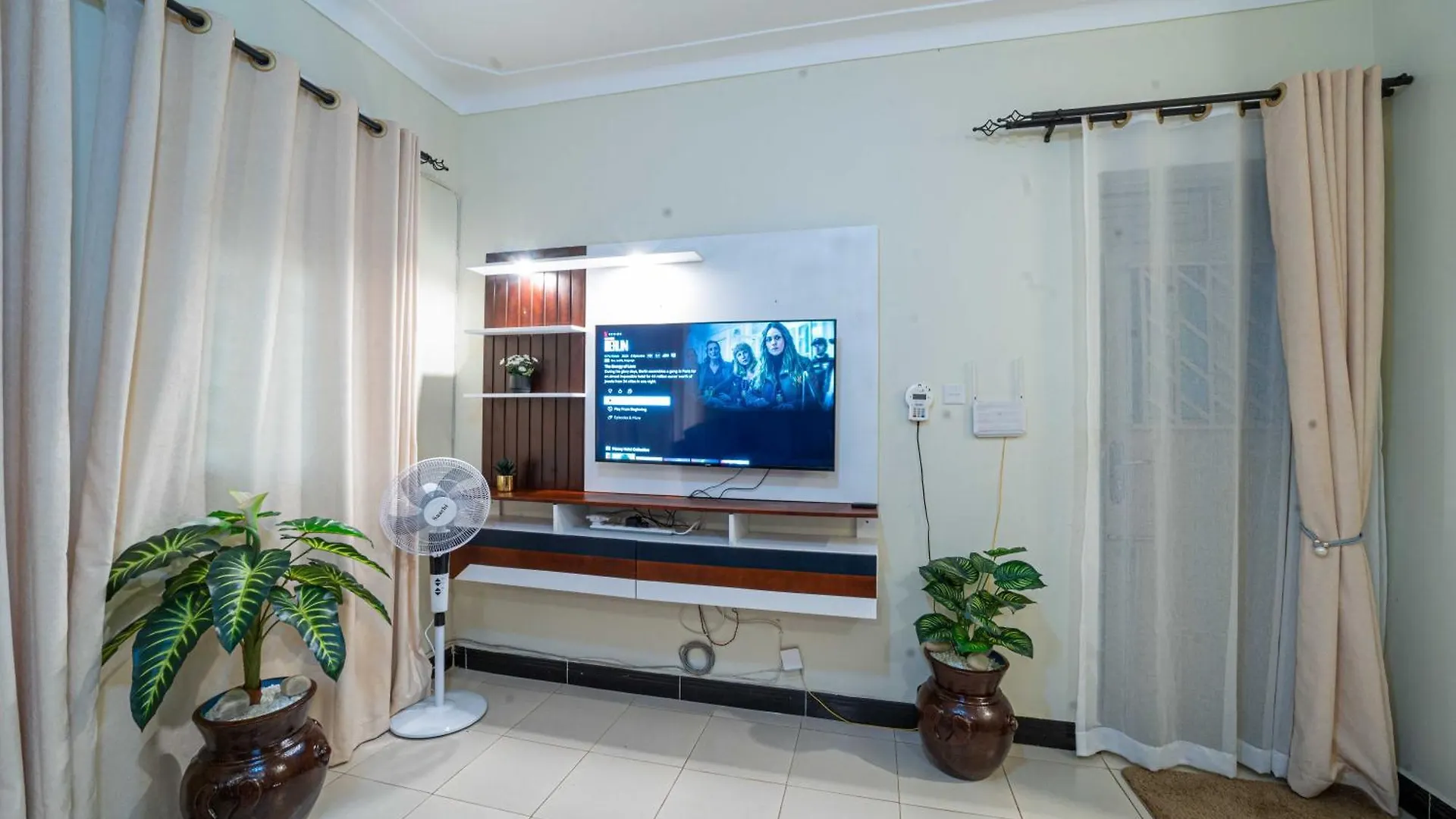 Cozy One Bedroom Apartment With Fast Fibre Wifi, Netflix, Hot Showers, Furnished Kitchen Kampala