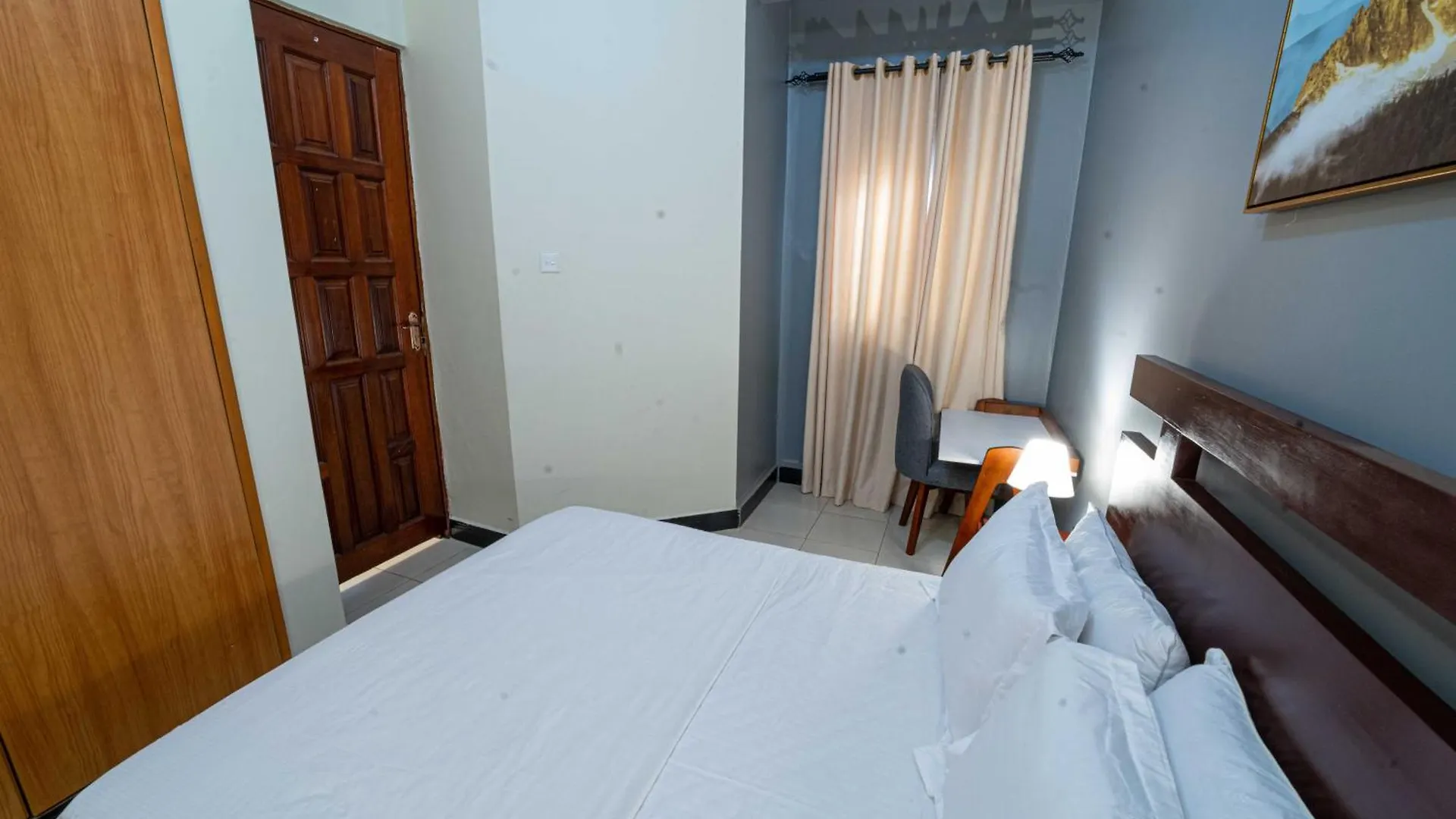 Cozy One Bedroom Apartment With Fast Fibre Wifi, Netflix, Hot Showers, Furnished Kitchen Kampala