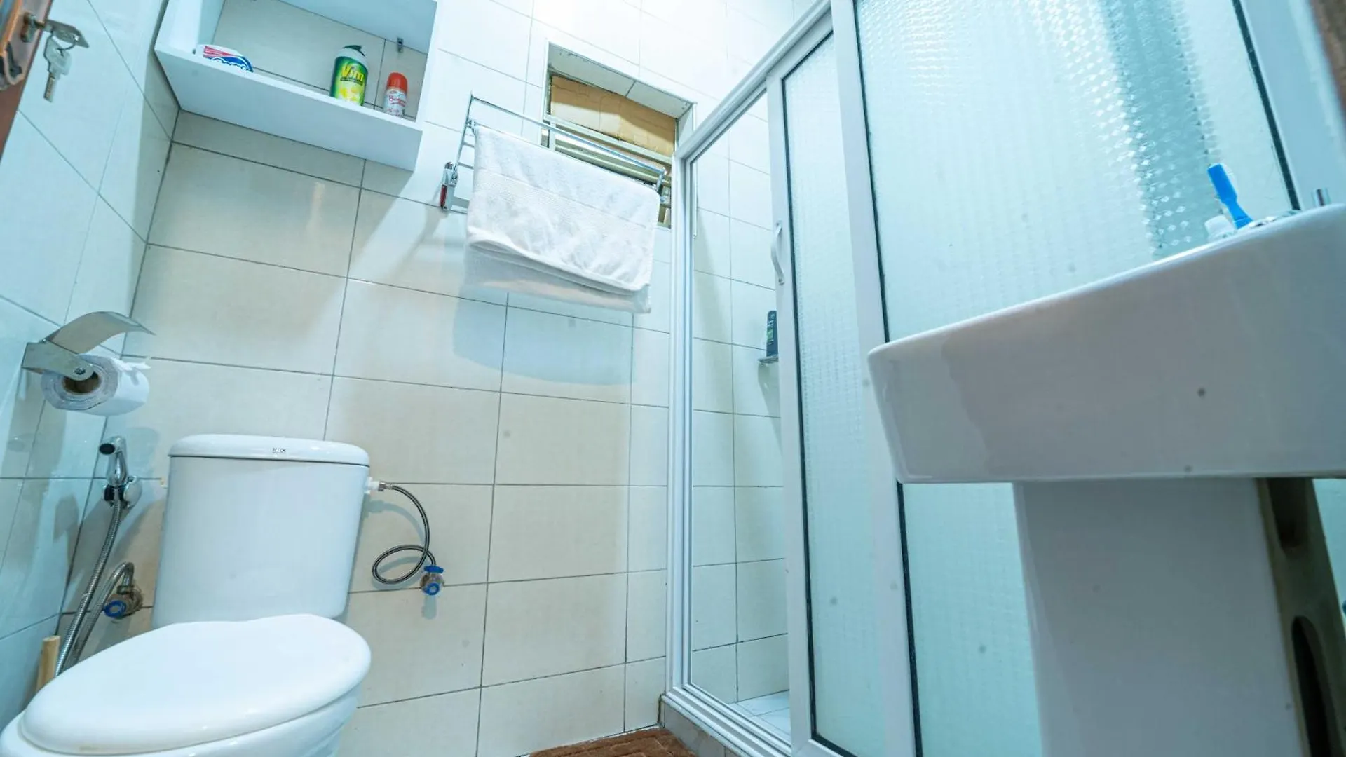 Cozy One Bedroom Apartment With Fast Fibre Wifi, Netflix, Hot Showers, Furnished Kitchen Kampala